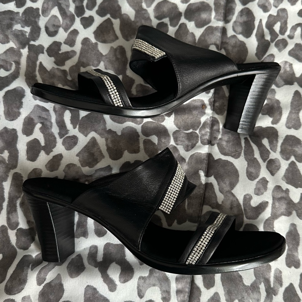 NWOB Onex black leather sandal e rhinestone straps sz 10